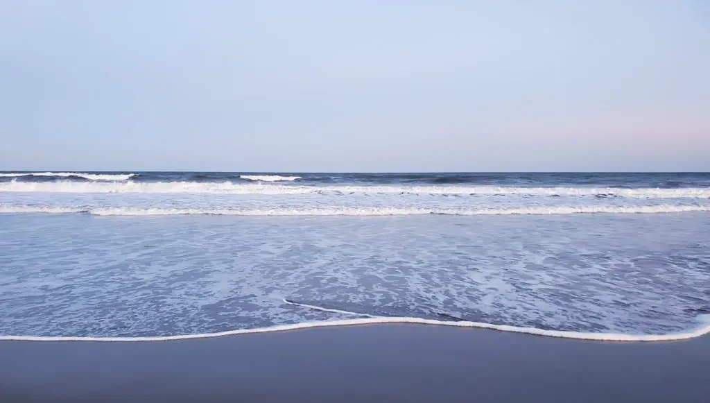 地図から消えた海岸」に女幽霊が出現！ 44歳を招く因縁の心霊