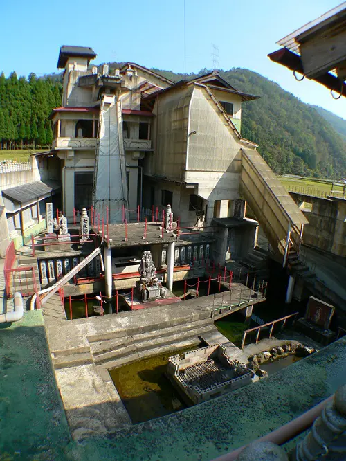 四国八十八カ所霊場を凝縮!? 工場のような寺「中風寺奥の院」の