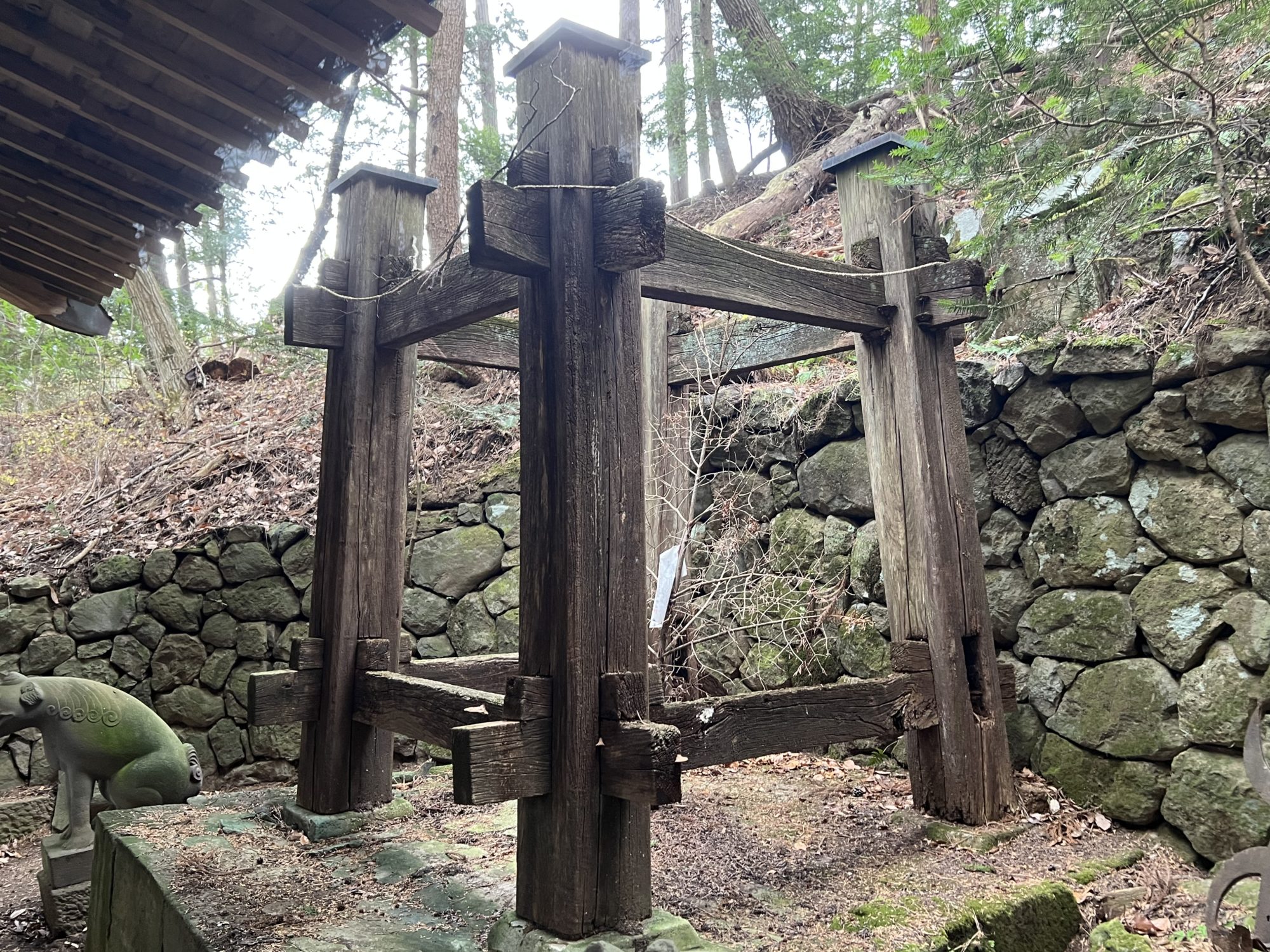 山梨県韮崎の「お腰掛」はミシャグジ信仰の現場か? 4本柱の祭祀施設の謎/山梨奇譚