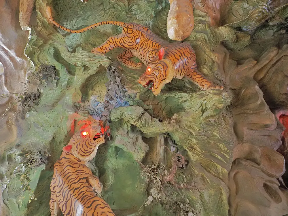 無数のウネウネ＆ヒダヒダの内部に広がる神秘の空間！ 台湾屈指の珍寺