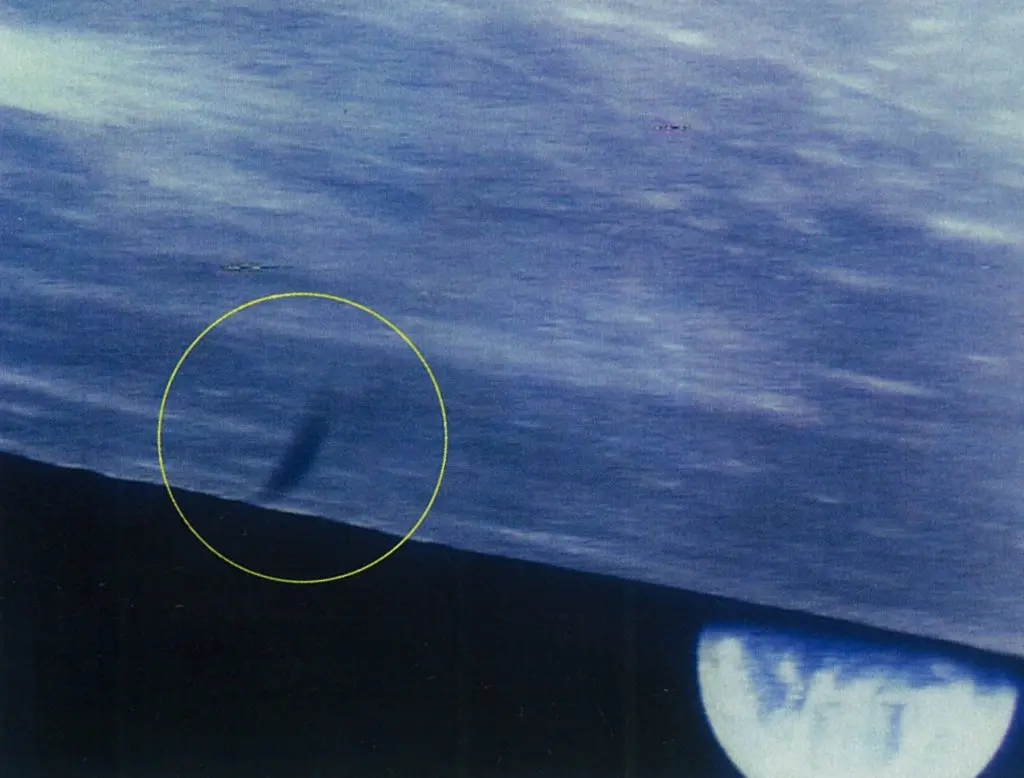 月面漂流3日目。 三角形UFOやスカイフィッシュが月面を飛ぶ！ 地球で目撃される飛行物体