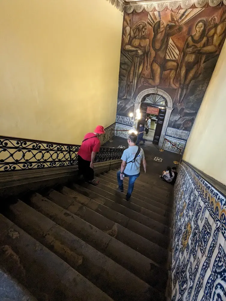 メキシコシティの地下に眠るテンプロ・マヨールをしのんでアステカ式の 