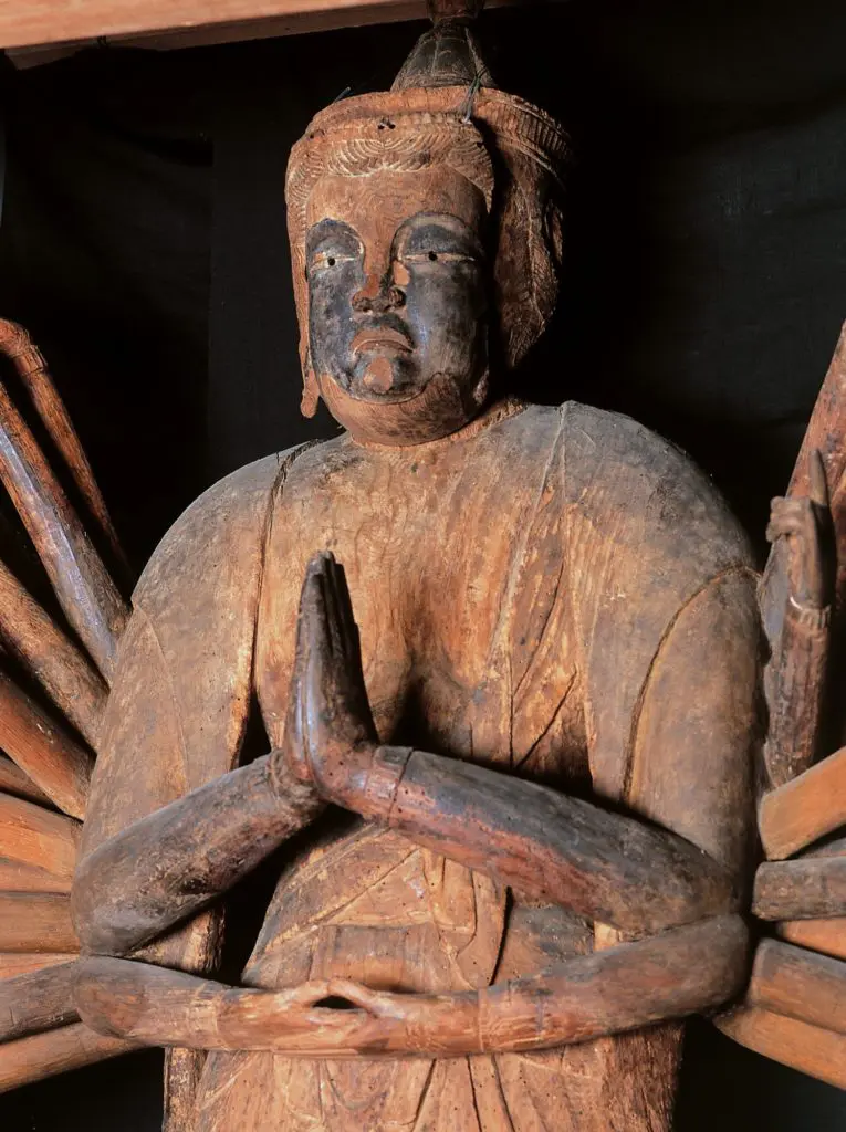 まぶしすぎる尊顔を覆面で隠す秘仏「覆面観音」／本田不二雄・怪仏異神