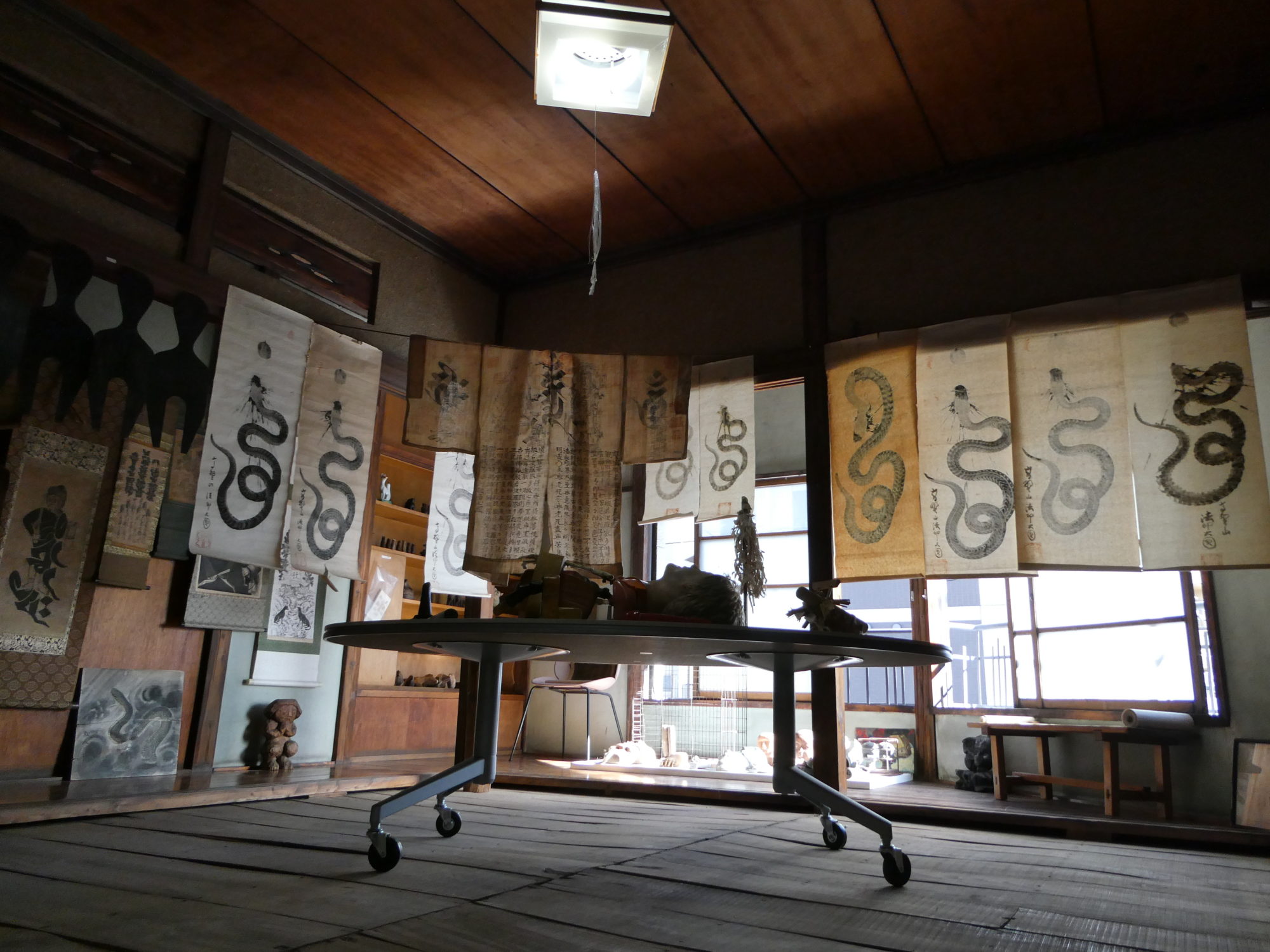 来歴不明の骨董はなぜ「怖い」のか？ 謎の信仰物展示会「怖う 