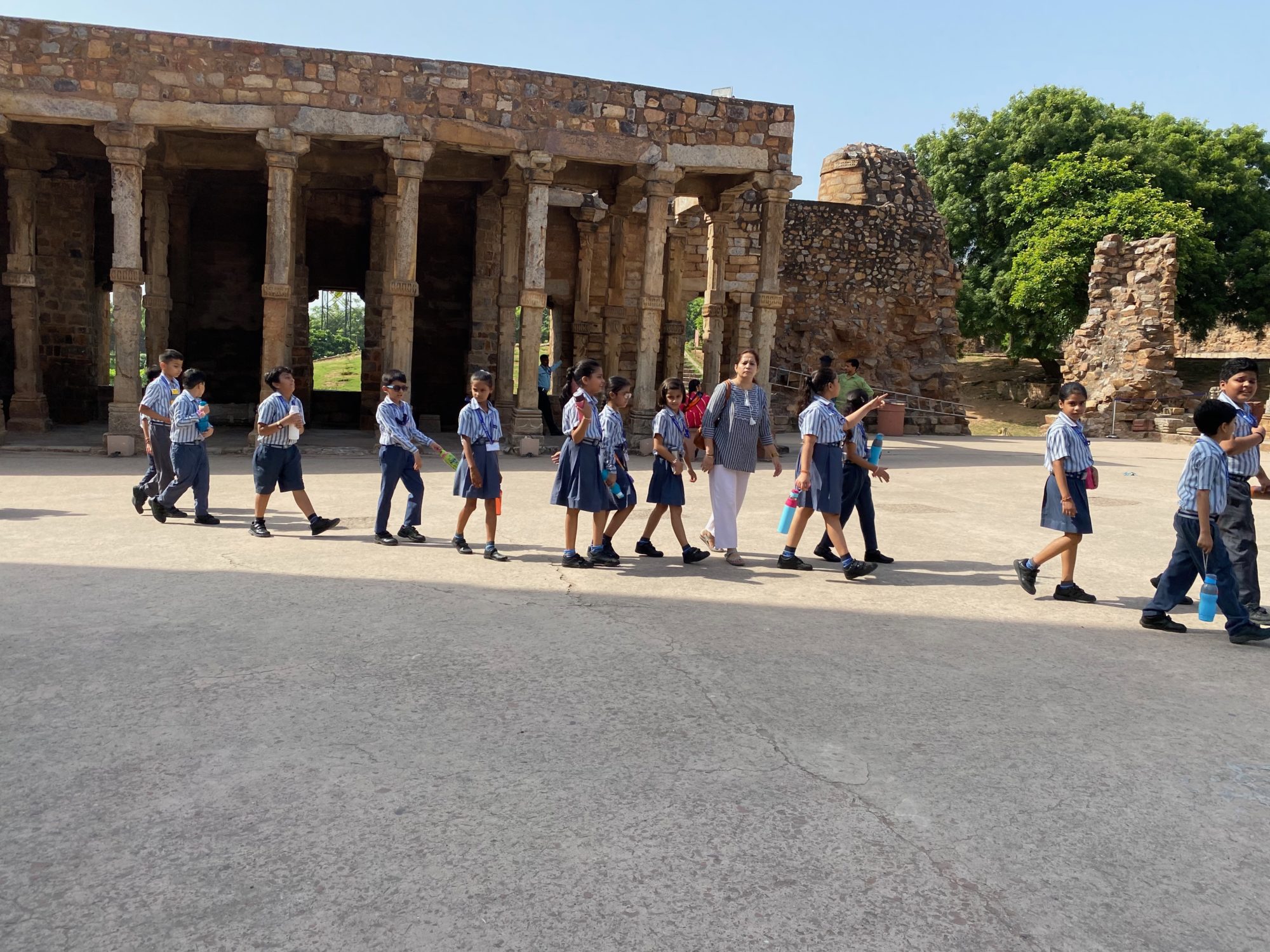 「デリーの錆びない鉄柱」は…錆びている!? オーパーツの表面に記された神秘文字を現地取材/ムー旅インド|webムー 世界の謎と不思議のニュース