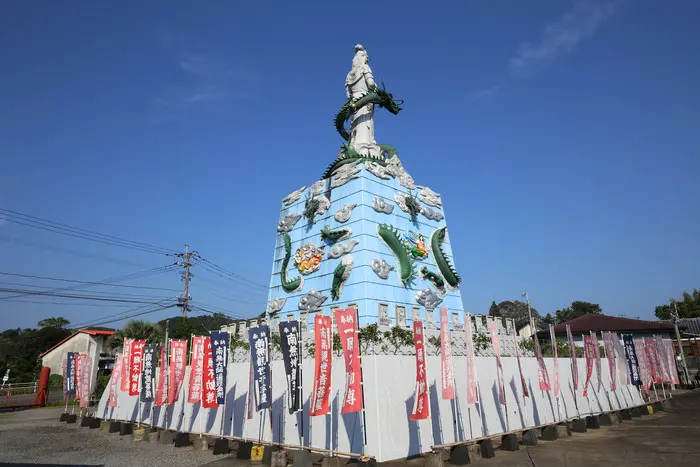 龍がのたうち回る台座の秘密とは!? 宮崎・観音寺「龍王観音」が放つ