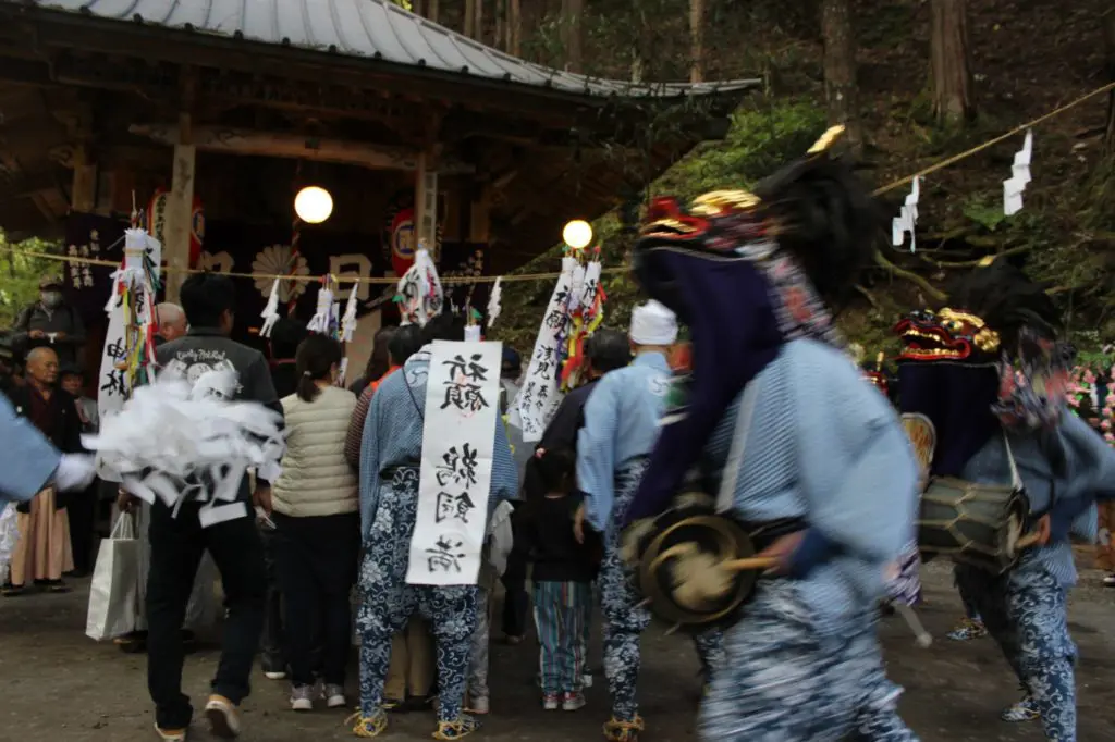 異形の鬼達が「悪魔祓い」で大暴れ！ 埼玉・秩父の奇祭「浦山の獅子舞