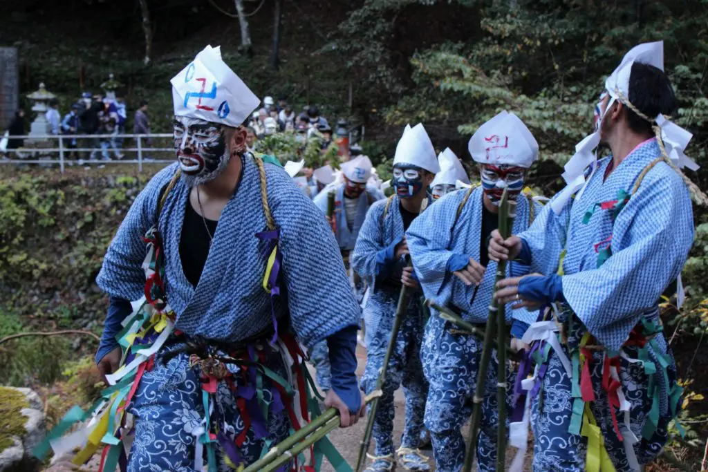異形の鬼達が「悪魔祓い」で大暴れ！ 埼玉・秩父の奇祭「浦山の獅子舞