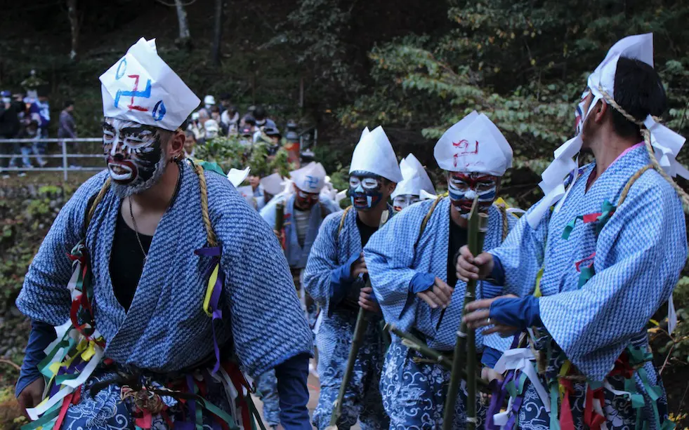 異形の鬼達が「悪魔祓い」で大暴れ！ 埼玉・秩父の奇祭「浦山の獅子舞