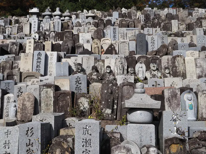 無数の墓石がずらりと並ぶ「墓の墓場」を訪問！ コンクリ観音像