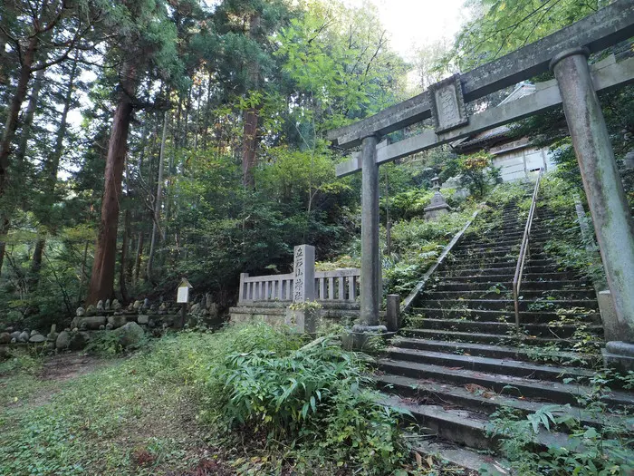 無気味な人面石が大量に並ぶ新潟県・立石山神社をレポート！ 原始的な