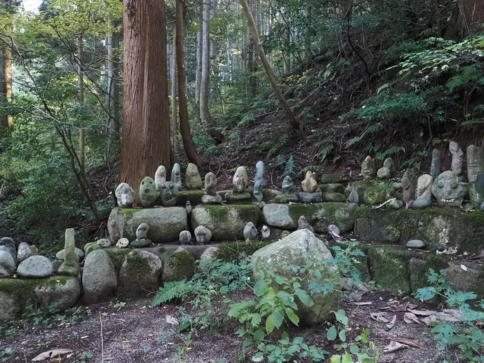 無気味な人面石が大量に並ぶ新潟県・立石山神社をレポート！ 原始的な