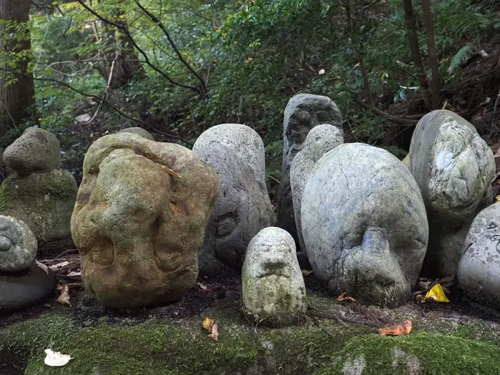 無気味な人面石が大量に並ぶ新潟県・立石山神社をレポート！ 原始的な