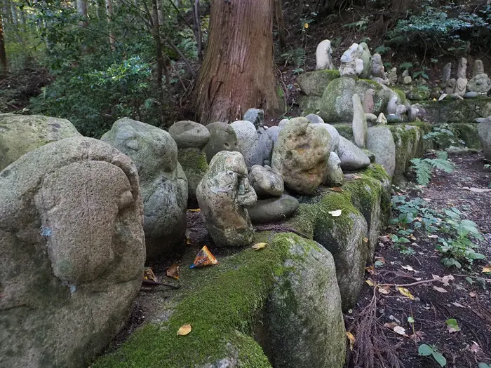 無気味な人面石が大量に並ぶ新潟県・立石山神社をレポート！ 原始的な
