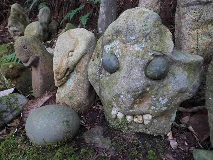 無気味な人面石が大量に並ぶ新潟県・立石山神社をレポート！ 原始的な