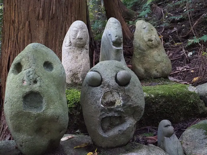 無気味な人面石が大量に並ぶ新潟県・立石山神社をレポート！ 原始的な