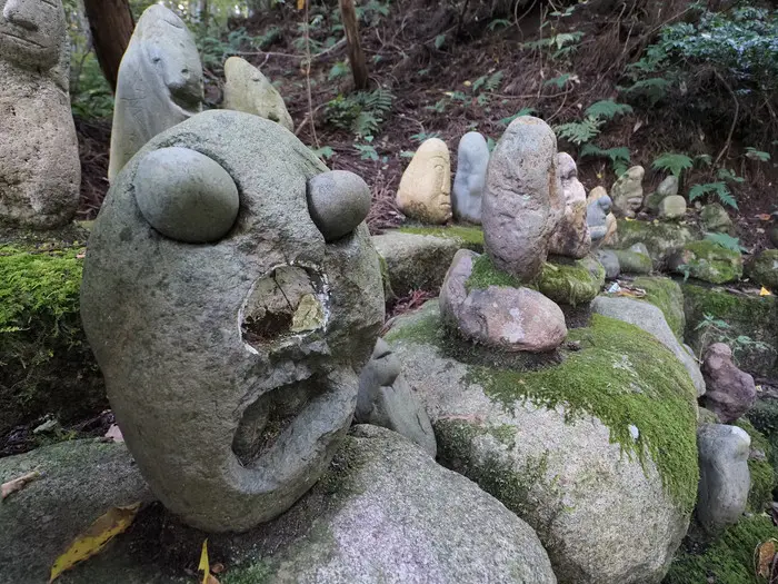 無気味な人面石が大量に並ぶ新潟県・立石山神社をレポート！ 原始的な