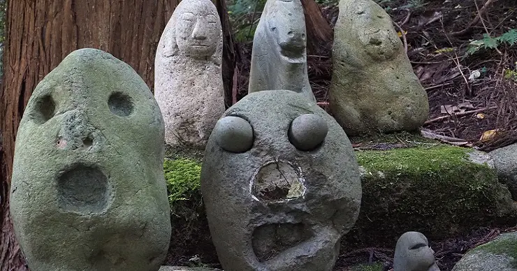 無気味な人面石が大量に並ぶ新潟県・立石山神社をレポート！ 原始的な