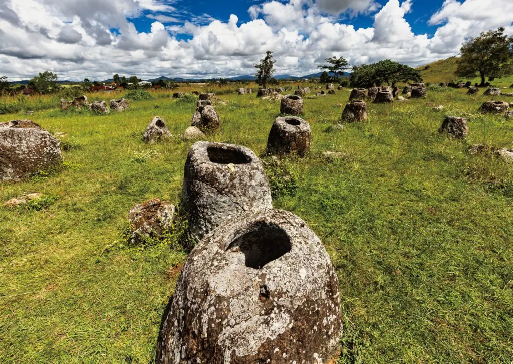 3000年前に巨人族が作った巨大石壺を現地調査！ ラオス・ジャール平原の古代遺物｜webムー 世界の謎と不思議のニュース＆考察コラム