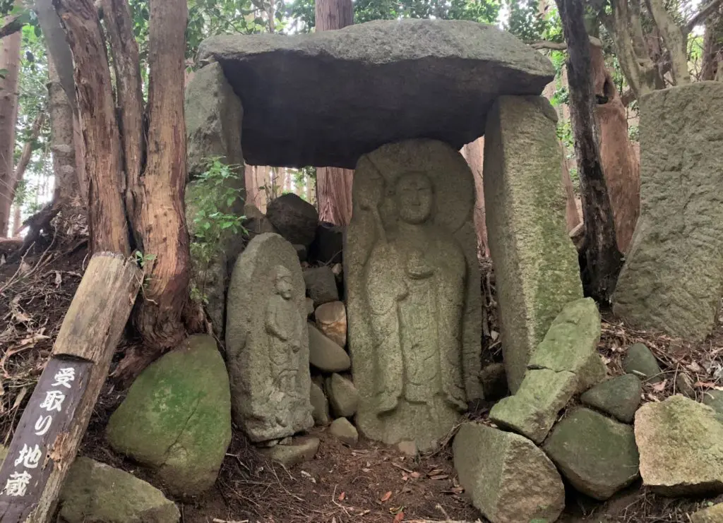 受取地蔵に味噌なめ地蔵、油をかけて病気を癒すお地蔵様たち／奈良妖怪
