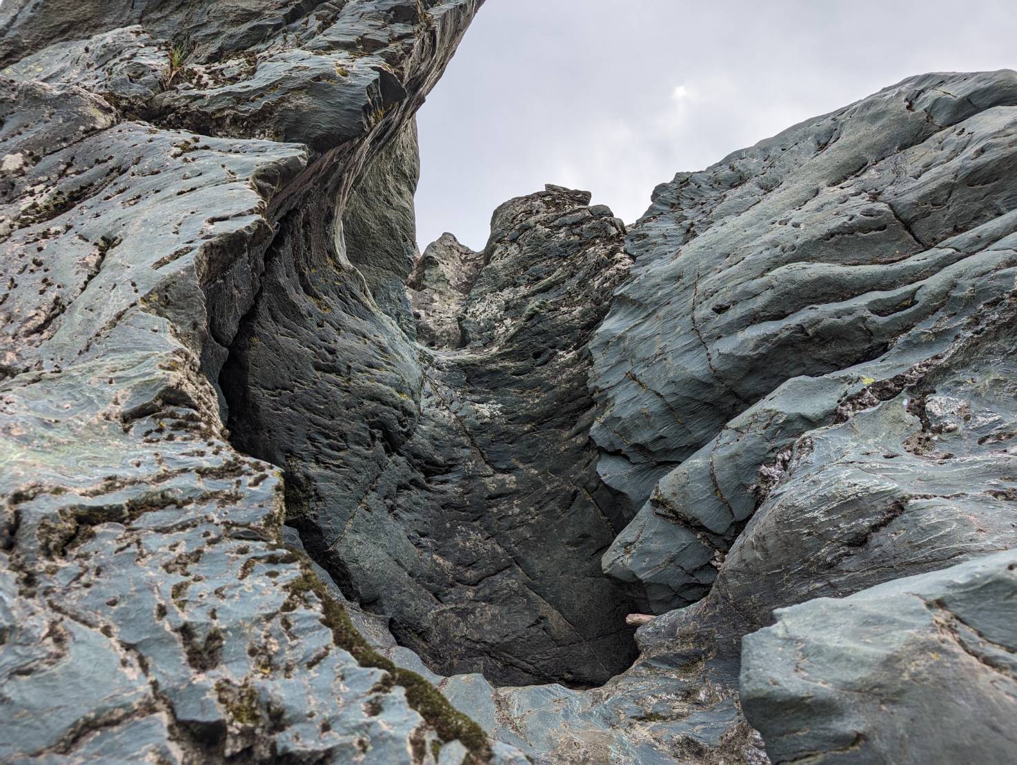 狂乱の悪神ニッネカムイの首が巨石に残る！ 神居古潭「魔の里」神話の