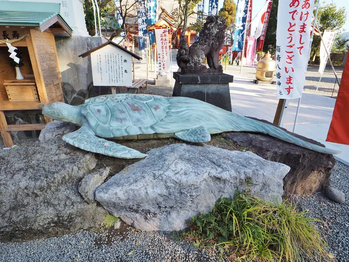 300年生きた武内宿禰と鶴亀がコラボした鹿児島・箱崎八幡神社は最強の長寿スポット!? 日本一巨大な鈴と小さな鈴もここに！｜webムー  世界の謎と不思議のニュース＆考察コラム