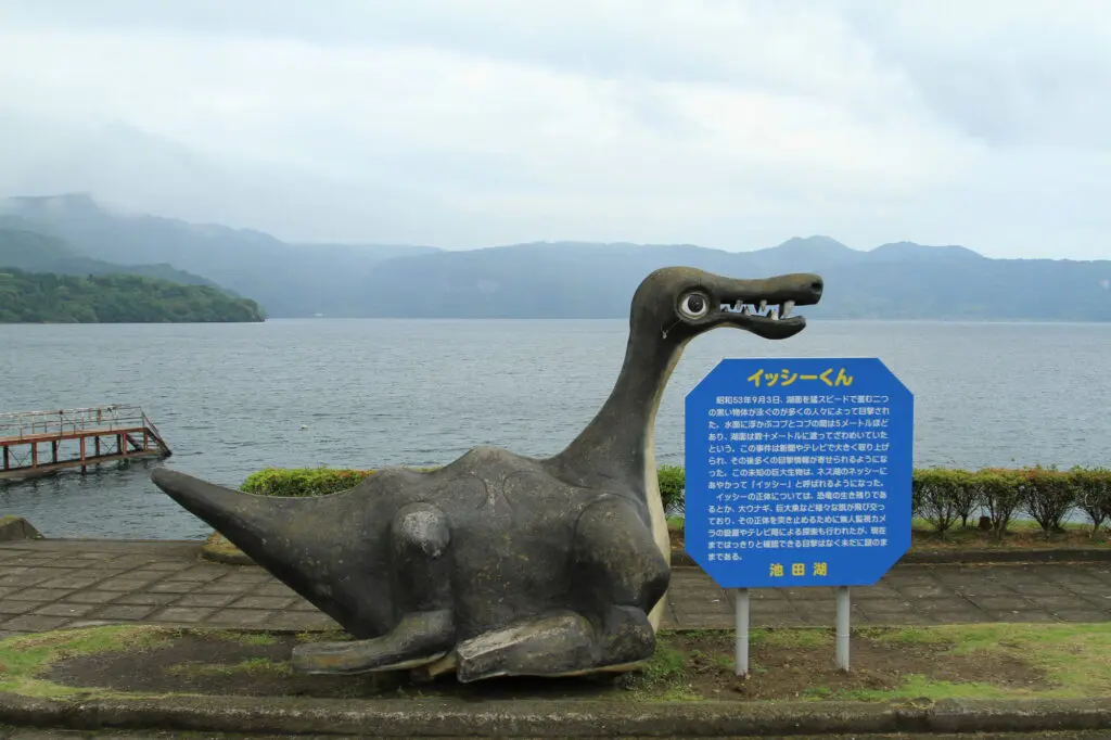 正体は巨大オオウナギか、未知の水棲生物か？ 池田湖の怪獣「イッシー