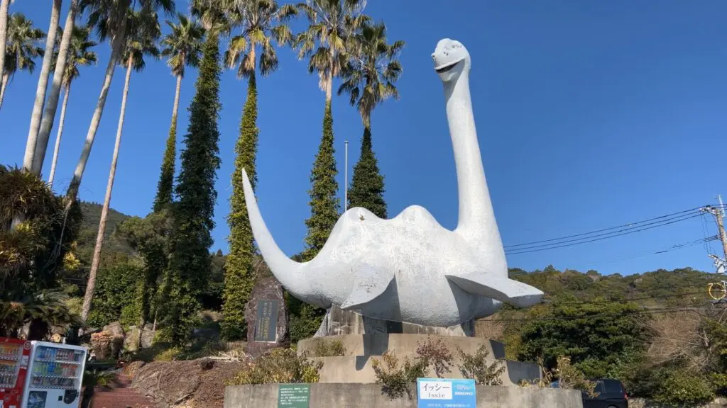 正体は巨大オオウナギか、未知の水棲生物か？ 池田湖の怪獣「イッシー