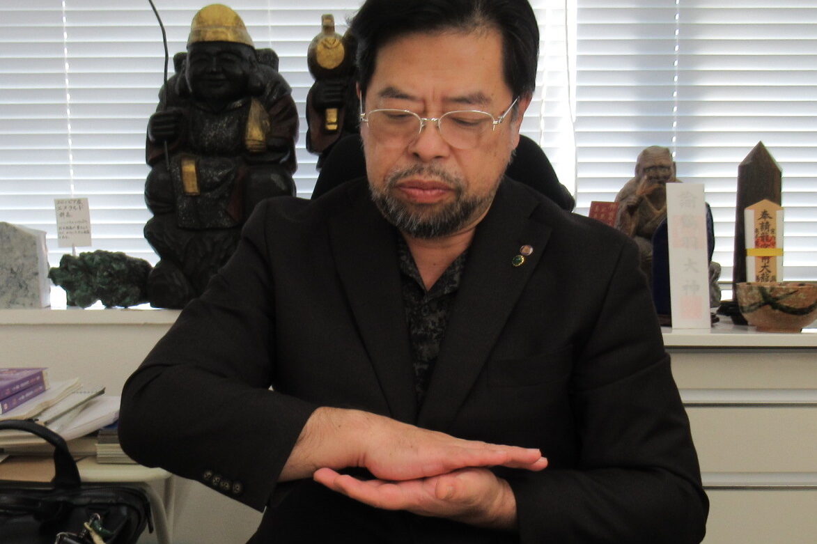 一日5分程度でも効果あり！ 秋山眞人の｢チャロアイト開運気功法｣｜web