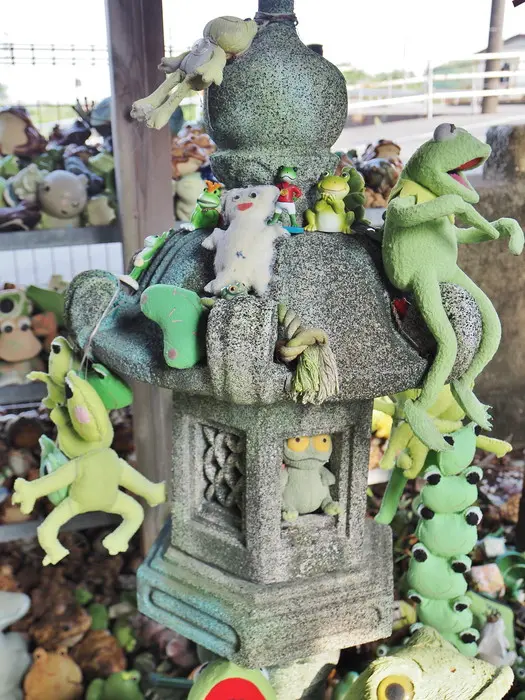 無数のカエルで埋め尽くされた高知「おみろく様」に驚愕！ 秘められた