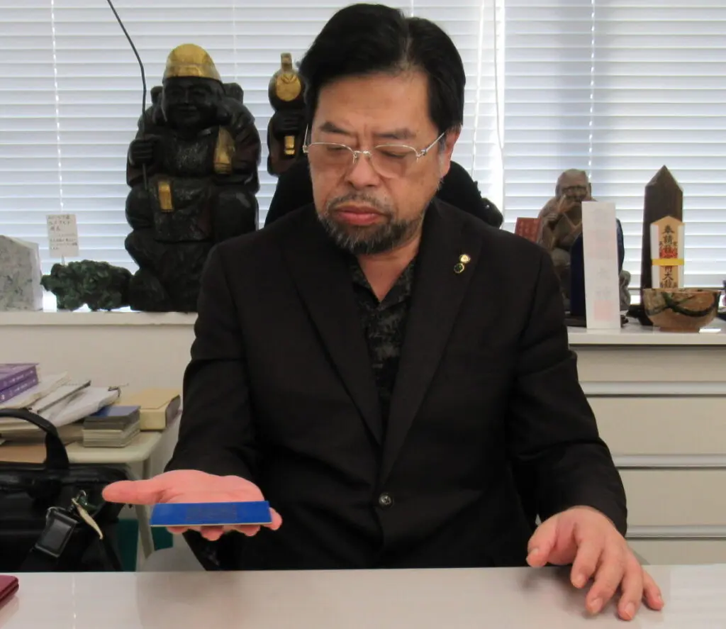 能力開花のカギは触覚！ 秋山眞人の｢チャロアイト開運気功法｣｜webムー