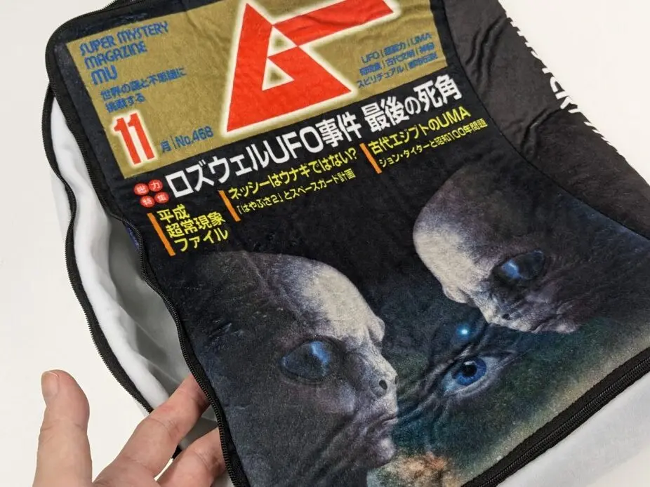 でっかい本型ポーチからグレイが登場！ ヴィレッジヴァンガード限定