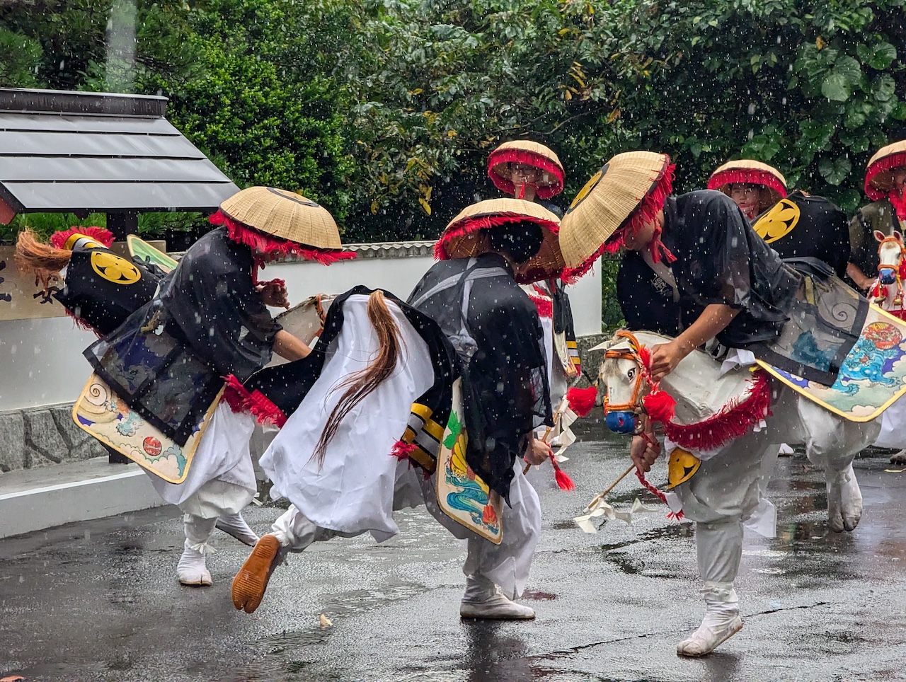 青森県新郷村の三婆羅塚は長慶天皇陵だった!? 駒踊りと菊一文字の鎧兜