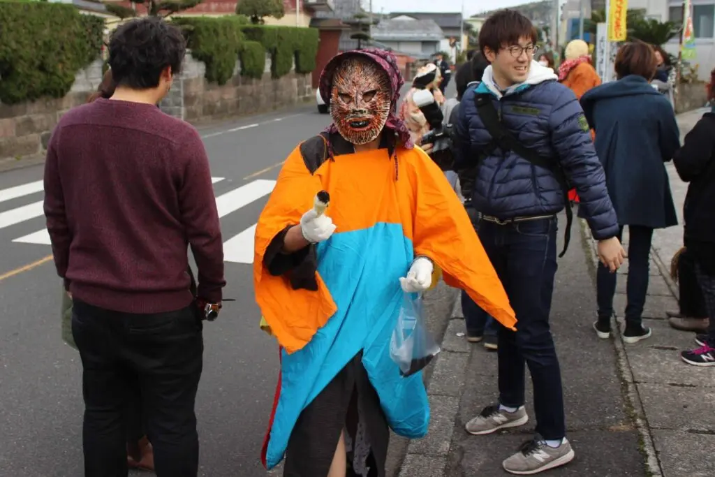 荒ぶる仮面神軍団が集落を黒く染め上げる！鹿児島・指宿「メンドン祭り