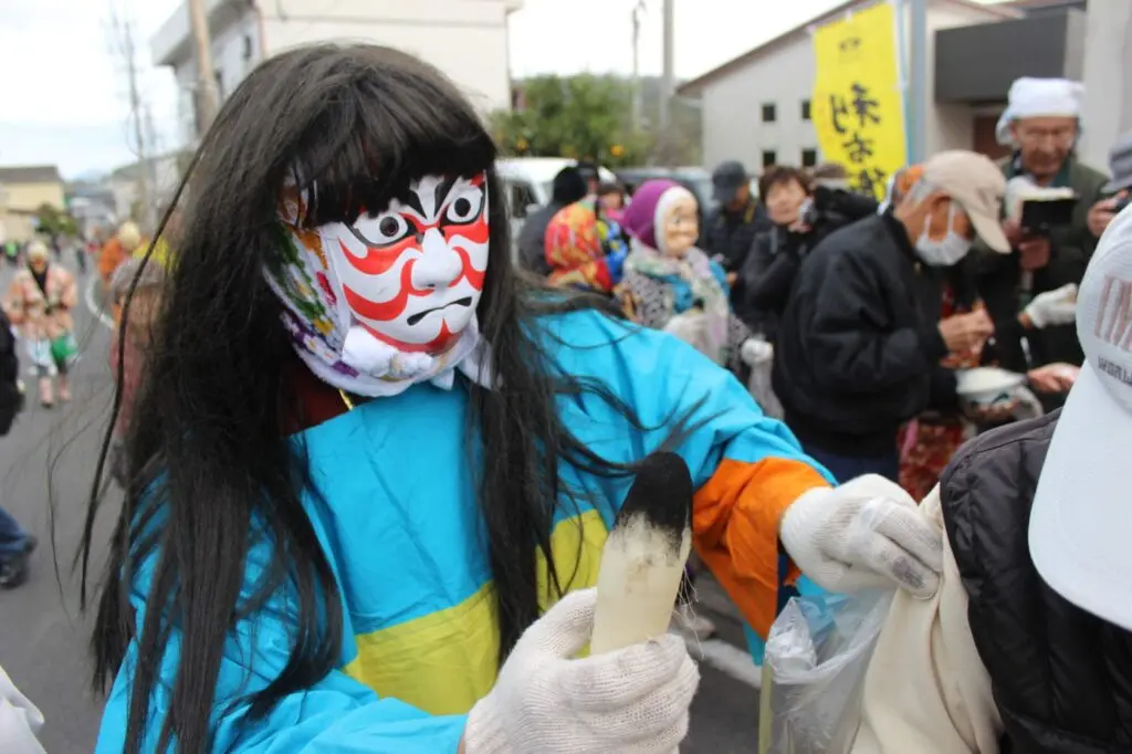 荒ぶる仮面神軍団が集落を黒く染め上げる！鹿児島・指宿「メンドン祭り