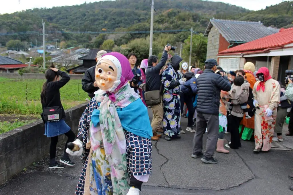 荒ぶる仮面神軍団が集落を黒く染め上げる！鹿児島・指宿「メンドン祭り