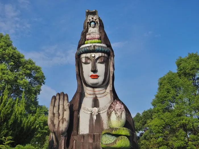 ペイントを施した御尊顔に衝撃！ 巨大でミステリアスな「高知観音」の