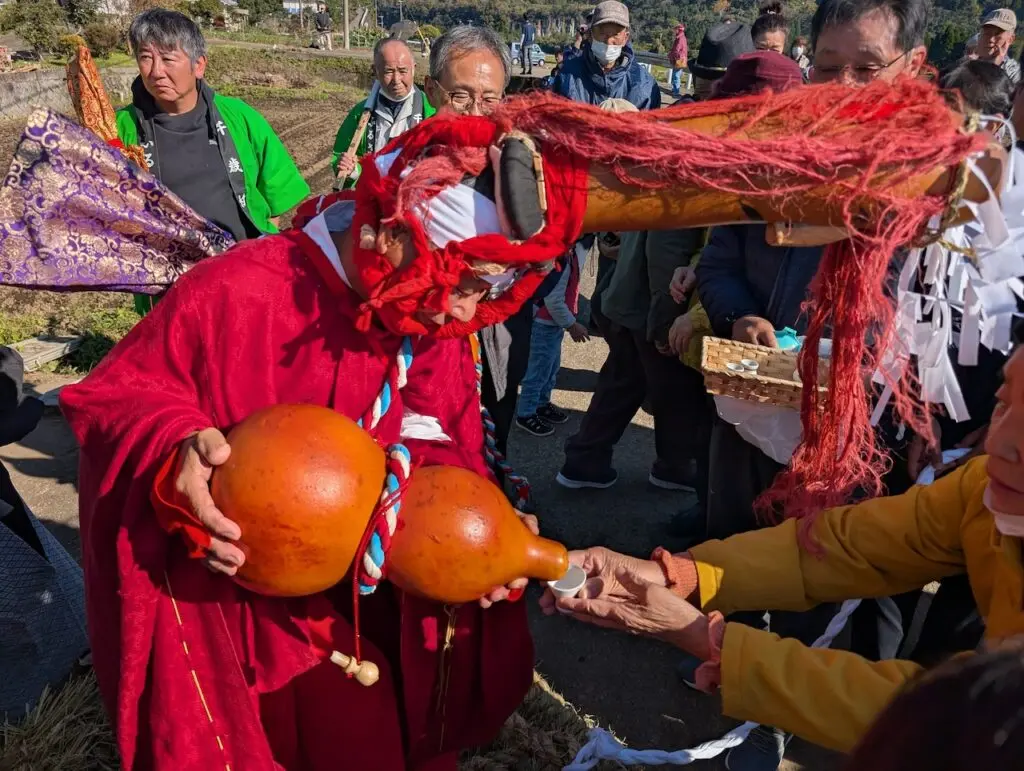 包漿玉化した赤い皮の古いひょうたん 異形の神・ひょうたん様が巨大ワラジで練り歩く！ 大分・豊後大野の