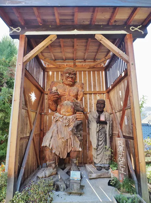 座った仏像 緑褐色 古代？