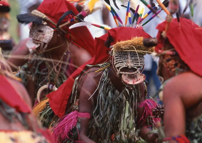 パプアニューギニア全土から神々が集い、踊り、歌う！ 祝宴の奇祭