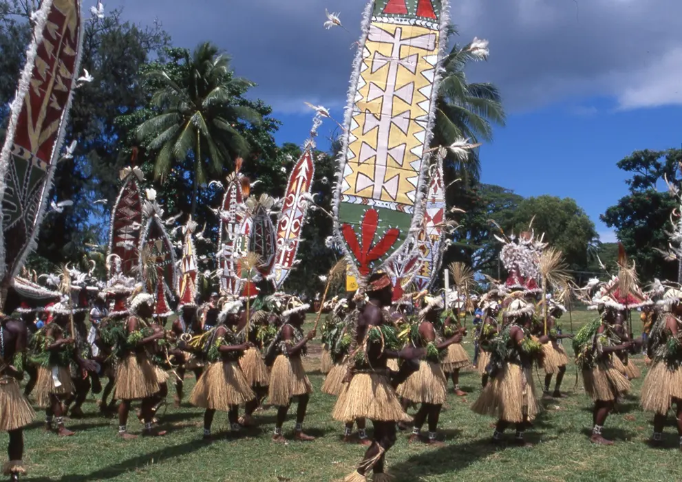 パプアニューギニア全土から神々が集い、踊り、歌う！ 祝宴の奇祭