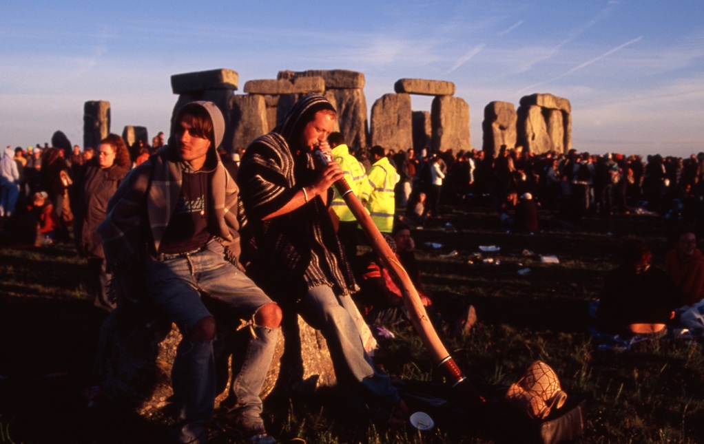 地上絵と巨石遺構を貫く聖なるライン！ 夏至の「ストーンヘンジ」の神秘を現地体験