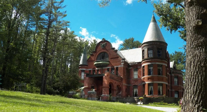 鏡に映り込んだ「喪服の女」の謎！ 米バーモント州の古城で起きた戦慄の心霊現象